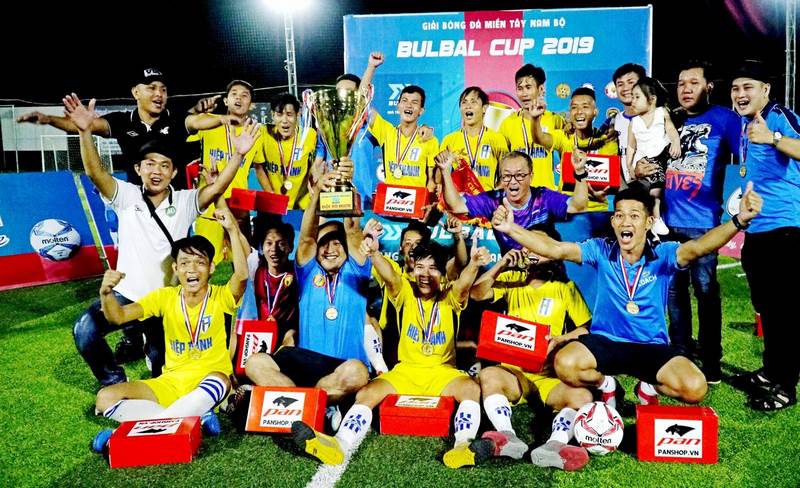 Các trận bóng đá phủi ngày nay đã được đầu tư về đồng phục, Cúp