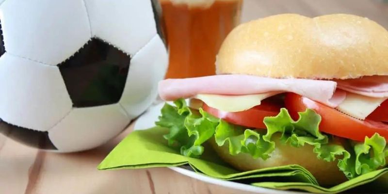 Cầu thủ không nên nạp thức ăn dầu mỡ trước khi ra sân thi đấu