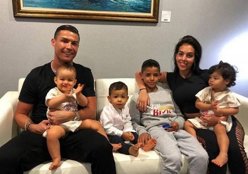 Nguồn gốc của những đứa con thơ - Vợ Ronaldo là ai