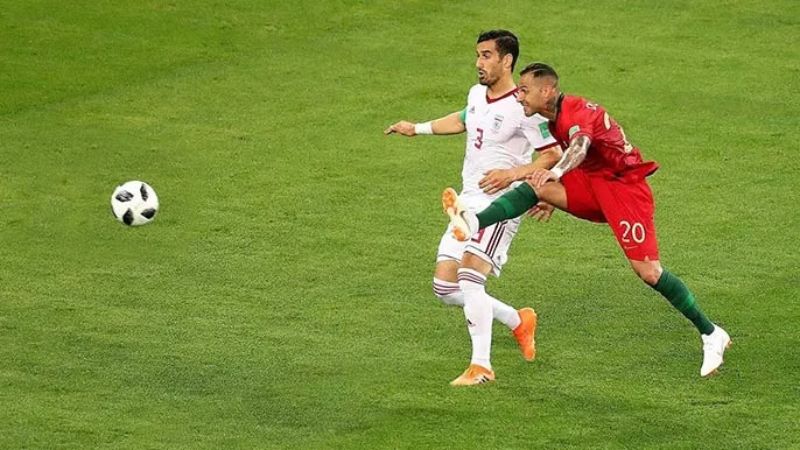 Đặt chân trụ gần quả bóng từ 15-20cm