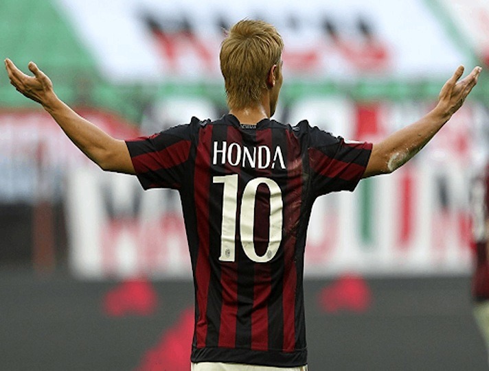 Số áo Honda thi đấu tại các đội tuyển Châu Âu là số 10